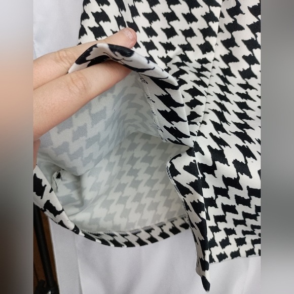 2/$30 WHITE HOUSE BLACK MARKET Black and White Houndstooth Skirt (#339) - Picture 8 of 9